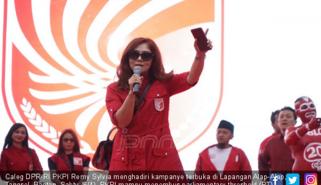 Caleg DPR-RI PKPI Remy Sylvia menghadiri kampanye terbuka di Lapangan Alap-Alap, Tangsel, Banten, Sabtu (6/4). PKPI mampu menembus parliamentary threshold (PT) 4% dan mengirimkan kadernya ke Senayan. - JPNN.com