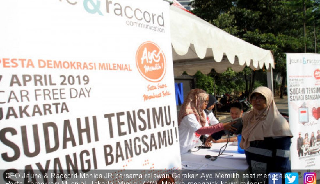CEO Jeune & Raccord Monica JR bersama relawan Gerakan Ayo Memilih saat menggelar Pesta Demokrasi Milenial, Jakarta, Minggu (7/4). Mereka mengajak kaum milenial jangan golput, ayo menggunakan hak pilihnya pada 17 April 2019. - JPNN.com