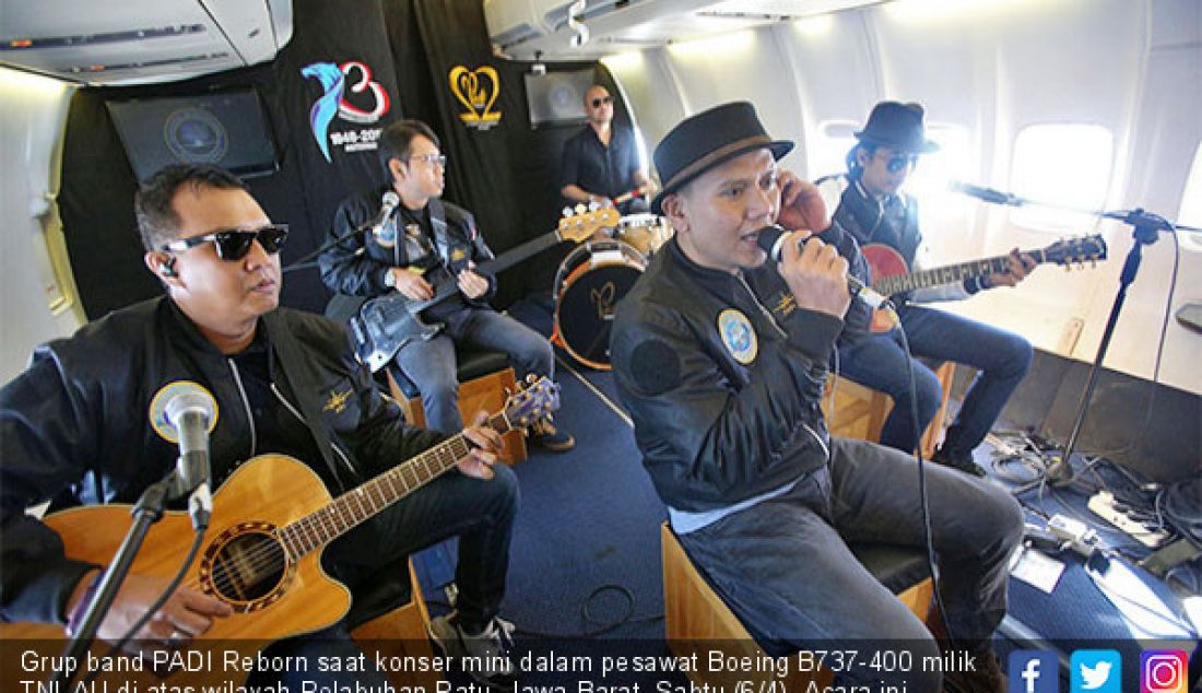 Grup band PADI Reborn saat konser mini dalam pesawat Boeing B737-400 milik TNI-AU di atas wilayah Pelabuhan Ratu, Jawa Barat, Sabtu (6/4). Acara ini menjadi Joy Flight pertama di Indonesia yang menampilkan pertunjukan band. - JPNN.com