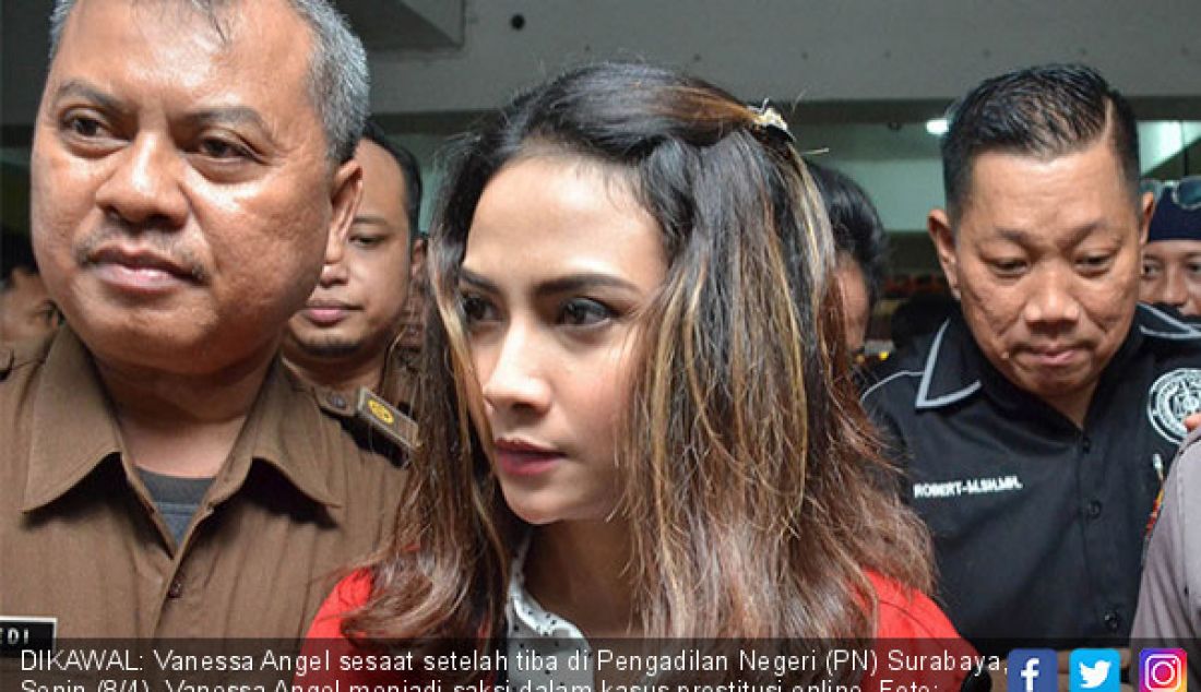 DIKAWAL: Vanessa Angel sesaat setelah tiba di Pengadilan Negeri (PN) Surabaya, Senin (8/4). Vanessa Angel menjadi saksi dalam kasus prostitusi online. - JPNN.com