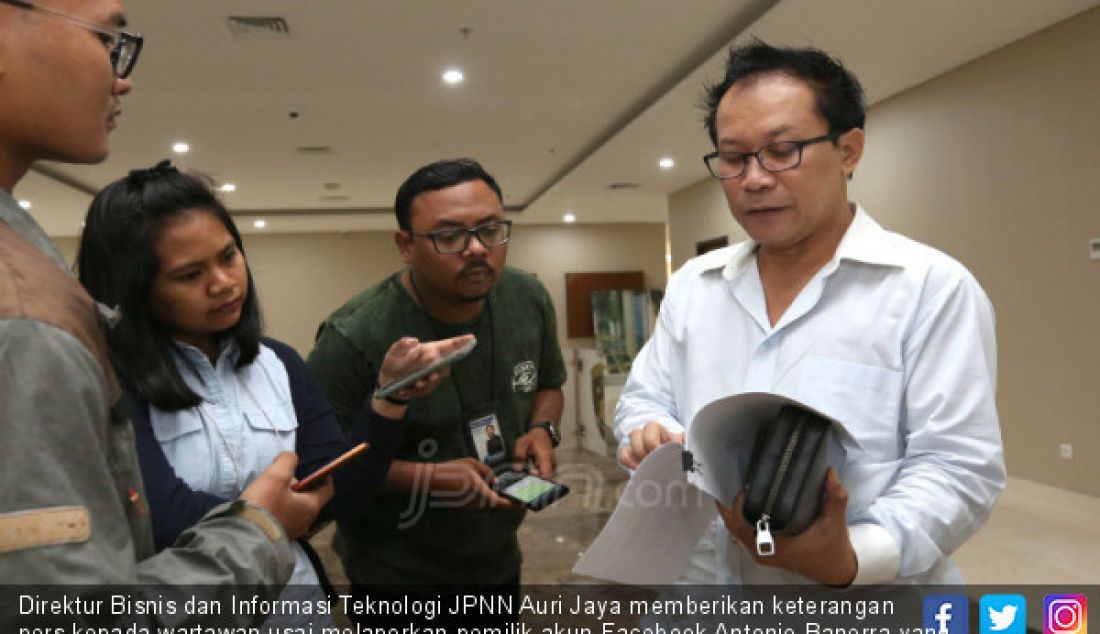 Direktur Bisnis dan Informasi Teknologi JPNN Auri Jaya memberikan keterangan pers kepada wartawan usai melaporkan pemilik akun Facebook Antonio Banerra yang mencatut nama JPNN ke Bareskrim Polri, Jakarta, Rabu(10/4). - JPNN.com