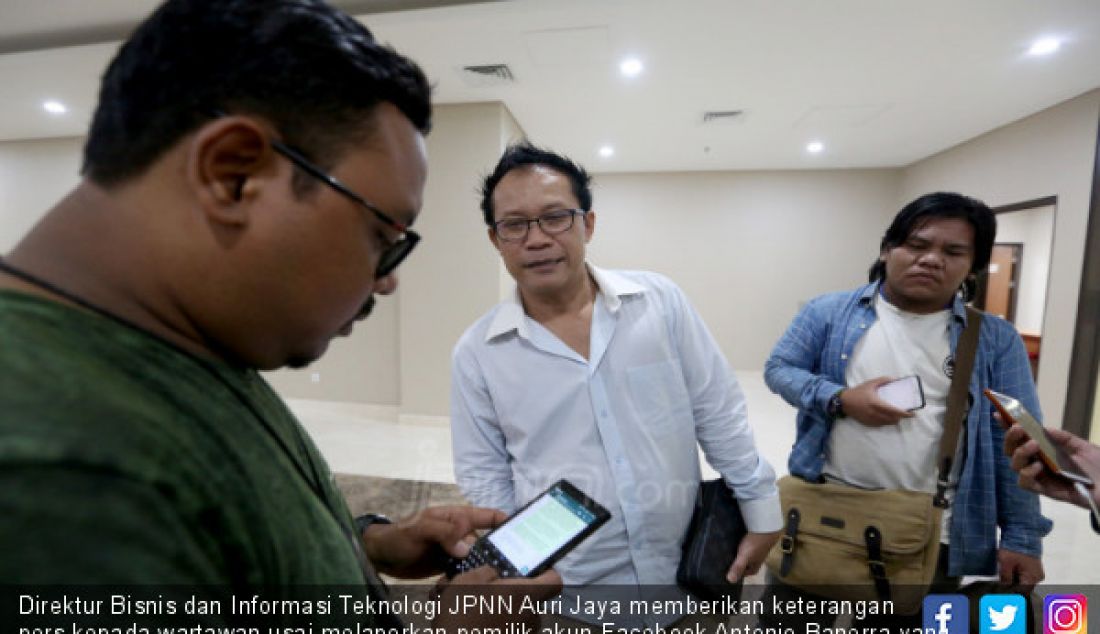 Direktur Bisnis dan Informasi Teknologi JPNN Auri Jaya memberikan keterangan pers kepada wartawan usai melaporkan pemilik akun Facebook Antonio Banerra yang mencatut nama Jawa Pos National Network (JPNN) ke Bareskrim Polri, Jakarta, Rabu (10/4). - JPNN.com