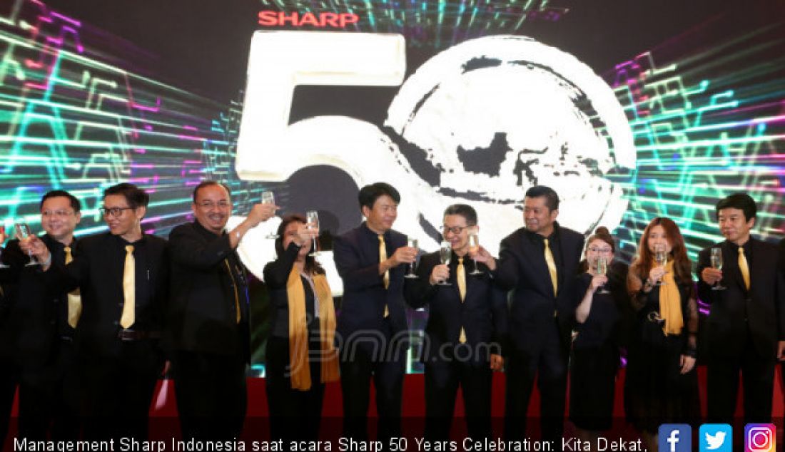 Management Sharp Indonesia saat acara Sharp 50 Years Celebration: Kita Dekat, Kita Keluarga Jakarta, Rabu (10/4). - JPNN.com