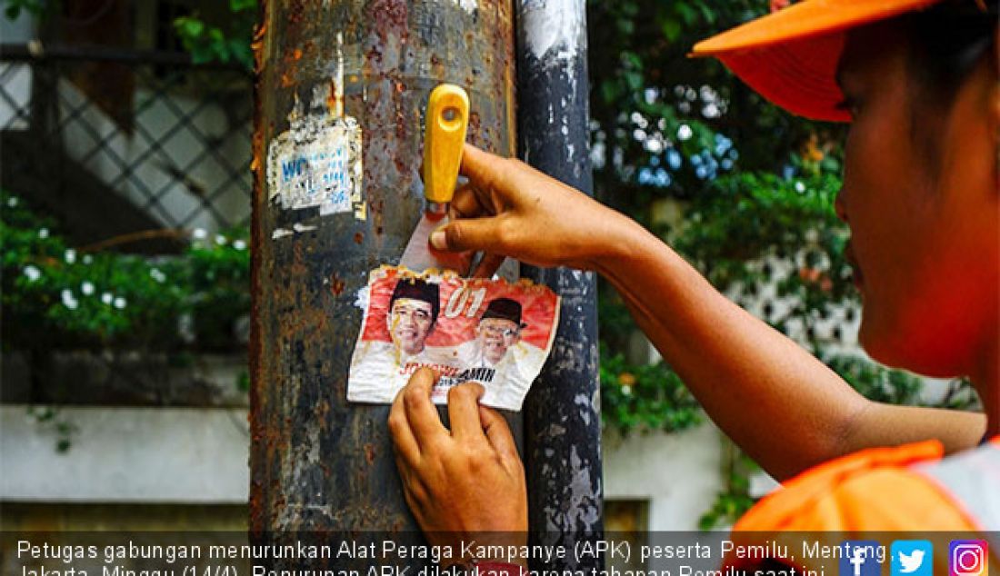 Petugas gabungan menurunkan Alat Peraga Kampanye (APK) peserta Pemilu, Menteng, Jakarta, Minggu (14/4). Penurunan APK dilakukan karena tahapan Pemilu saat ini sudah memasuki masa tenang menjelang Pemilu tanggal 17 mendatang. - JPNN.com