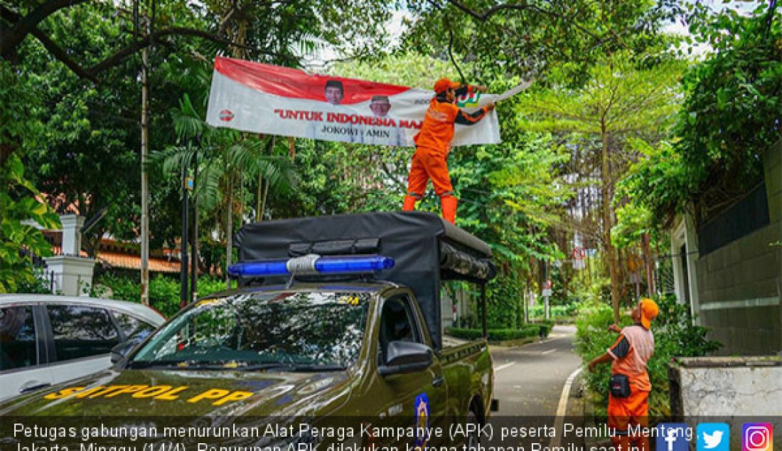 Petugas gabungan menurunkan Alat Peraga Kampanye (APK) peserta Pemilu, Menteng, Jakarta, Minggu (14/4). Penurunan APK dilakukan karena tahapan Pemilu saat ini sudah memasuki masa tenang menjelang Pemilu tanggal 17 mendatang. - JPNN.com