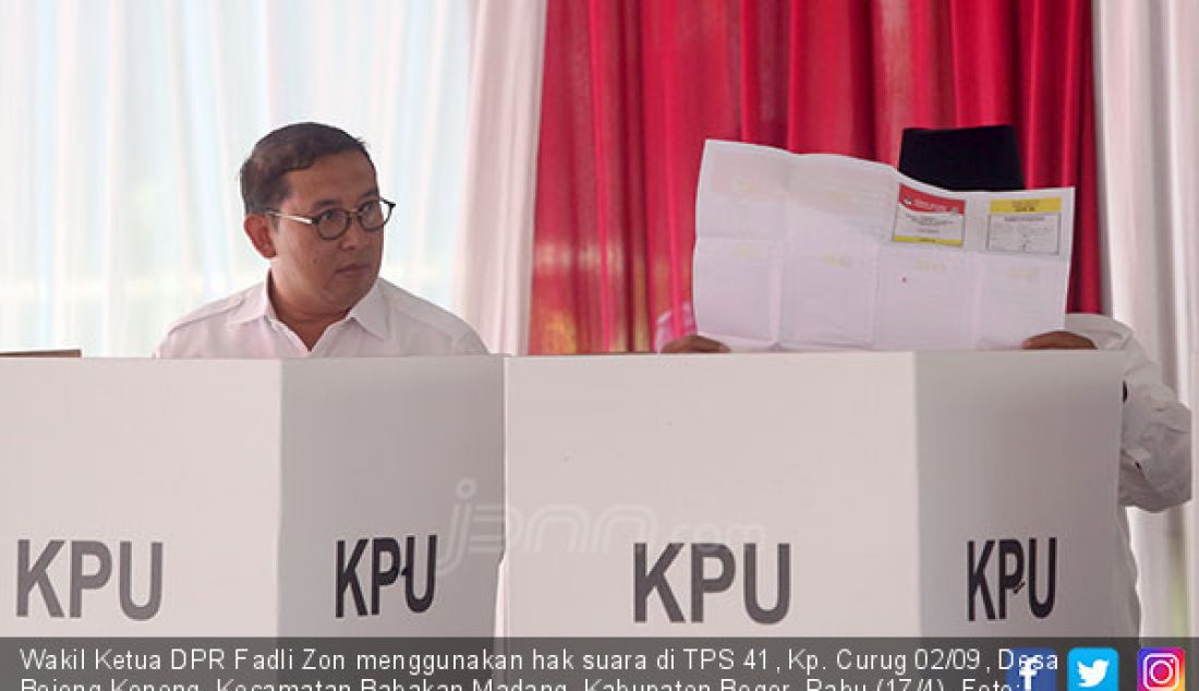 Wakil Ketua DPR Fadli Zon menggunakan hak suara di TPS 41, Kp. Curug 02/09, Desa Bojong Koneng, Kecamatan Babakan Madang, Kabupaten Bogor, Rabu (17/4). - JPNN.com