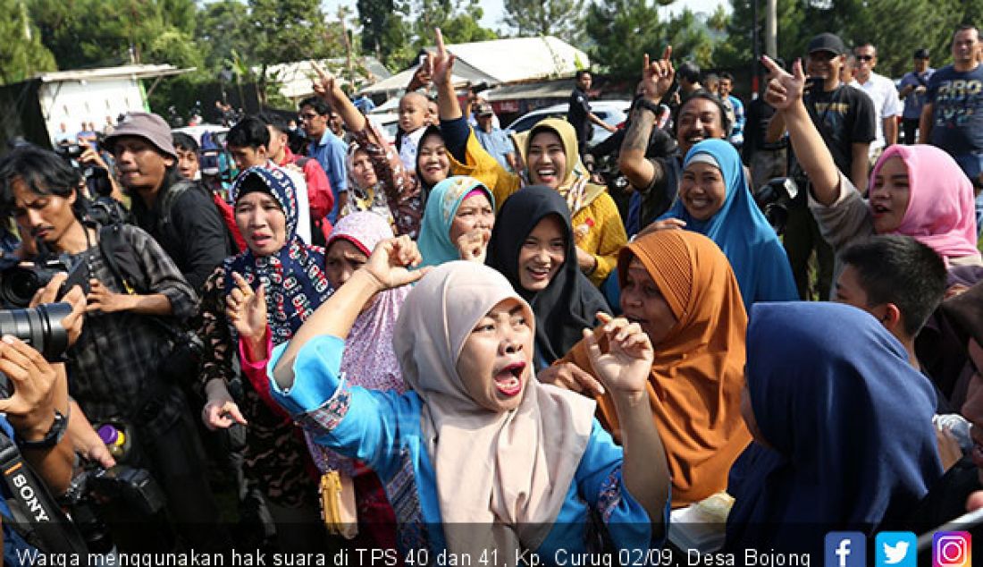Warga menggunakan hak suara di TPS 40 dan 41, Kp. Curug 02/09, Desa Bojong Koneng, Kecamatan Babakan Madang, Kabupaten Bogor, Rabu (17/4). - JPNN.com