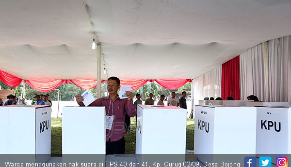 Warga menggunakan hak suara di TPS 40 dan 41, Kp. Curug 02/09, Desa Bojong Koneng, Kecamatan Babakan Madang, Kabupaten Bogor, Rabu (17/4). - JPNN.com