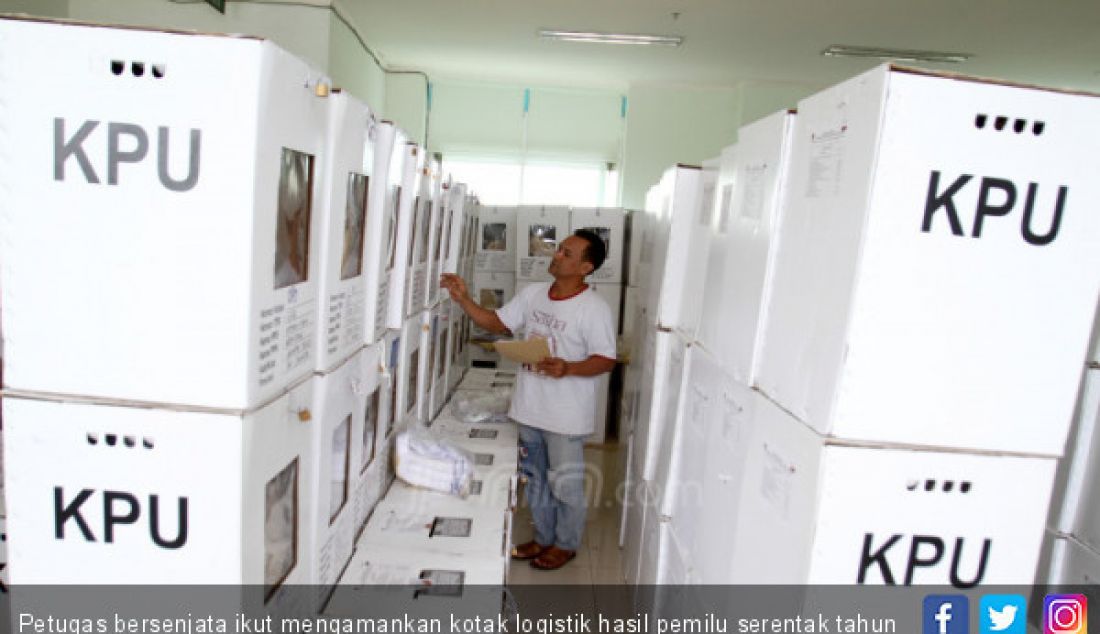Petugas bersenjata ikut mengamankan kotak logistik hasil pemilu serentak tahun 2019 di Kantor Kecamatan Menteng di Jakarta, Kamis, (18/4). - JPNN.com