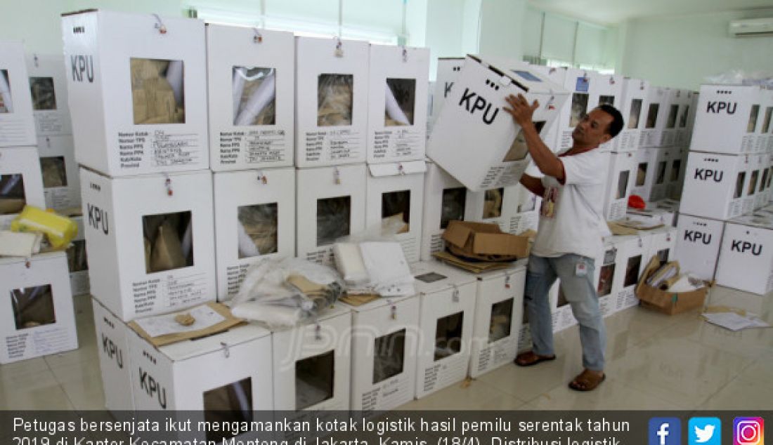 Petugas bersenjata ikut mengamankan kotak logistik hasil pemilu serentak tahun 2019 di Kantor Kecamatan Menteng di Jakarta, Kamis, (18/4). Distribusi logistik hasil pemilu dari TPS dibawa ke tingkat PPK untuk kemudian dilanjutkan rekapitulasi pada 19 April. - JPNN.com