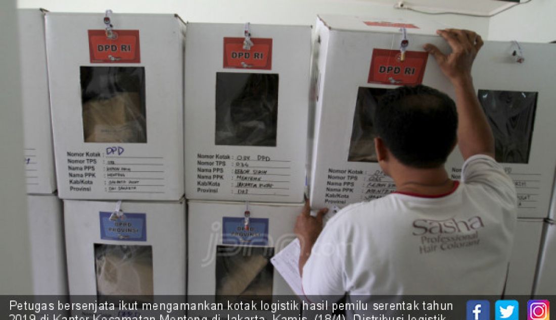 Petugas bersenjata ikut mengamankan kotak logistik hasil pemilu serentak tahun 2019 di Kantor Kecamatan Menteng di Jakarta, Kamis, (18/4). Distribusi logistik hasil pemilu dari TPS dibawa ke tingkat PPK untuk kemudian dilanjutkan rekapitulasi pada 19 April. - JPNN.com