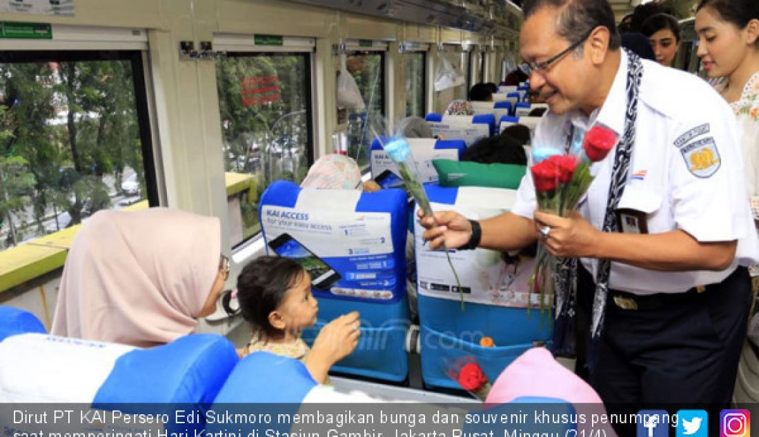 Dirut PT KAI Persero Edi Sukmoro membagikan bunga dan souvenir khusus penumpang saat memperingati Hari Kartini di Stasiun Gambir, Jakarta Pusat, Minggu (21/4). - JPNN.com
