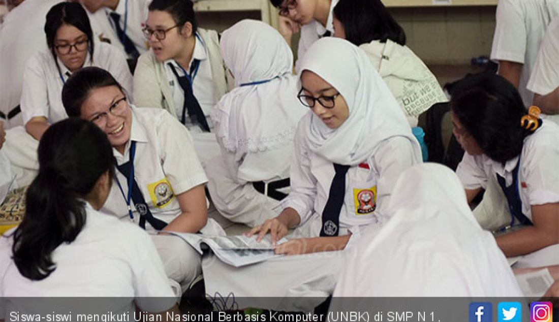 Siswa-siswi mengikuti Ujian Nasional Berbasis Komputer (UNBK) di SMP N 1, Jakarta, Senin (22/4). - JPNN.com