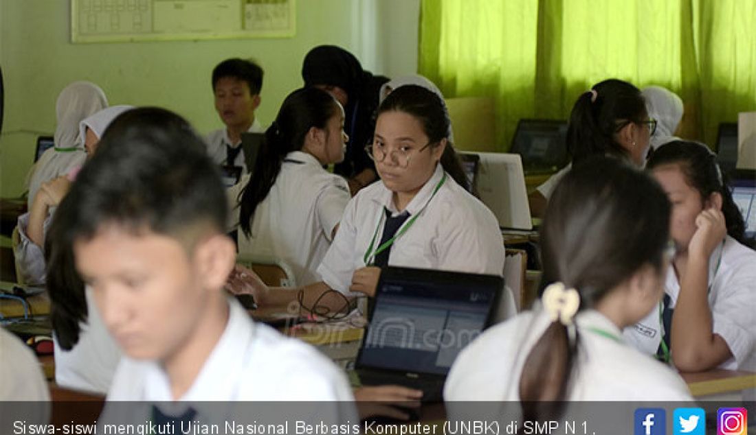 Siswa-siswi mengikuti Ujian Nasional Berbasis Komputer (UNBK) di SMP N 1, Jakarta, Senin (22/4). - JPNN.com