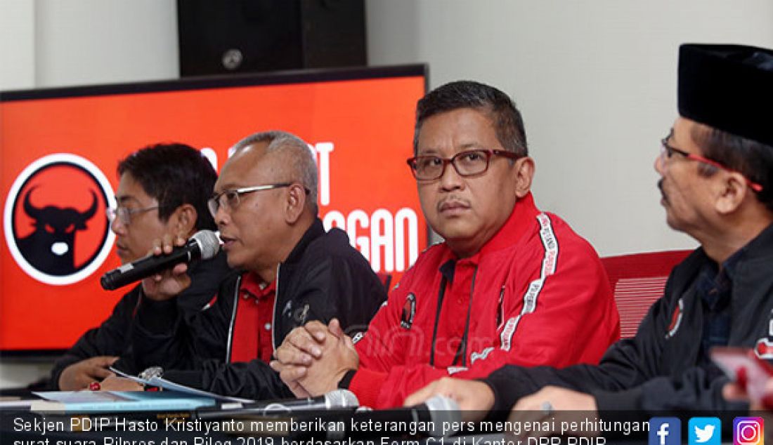 Sekjen PDIP Hasto Kristiyanto memberikan keterangan pers mengenai perhitungan surat suara Pilpres dan Pileg 2019 berdasarkan Form C1 di Kantor DPP PDIP, Jakarta, Senin (22/4). - JPNN.com