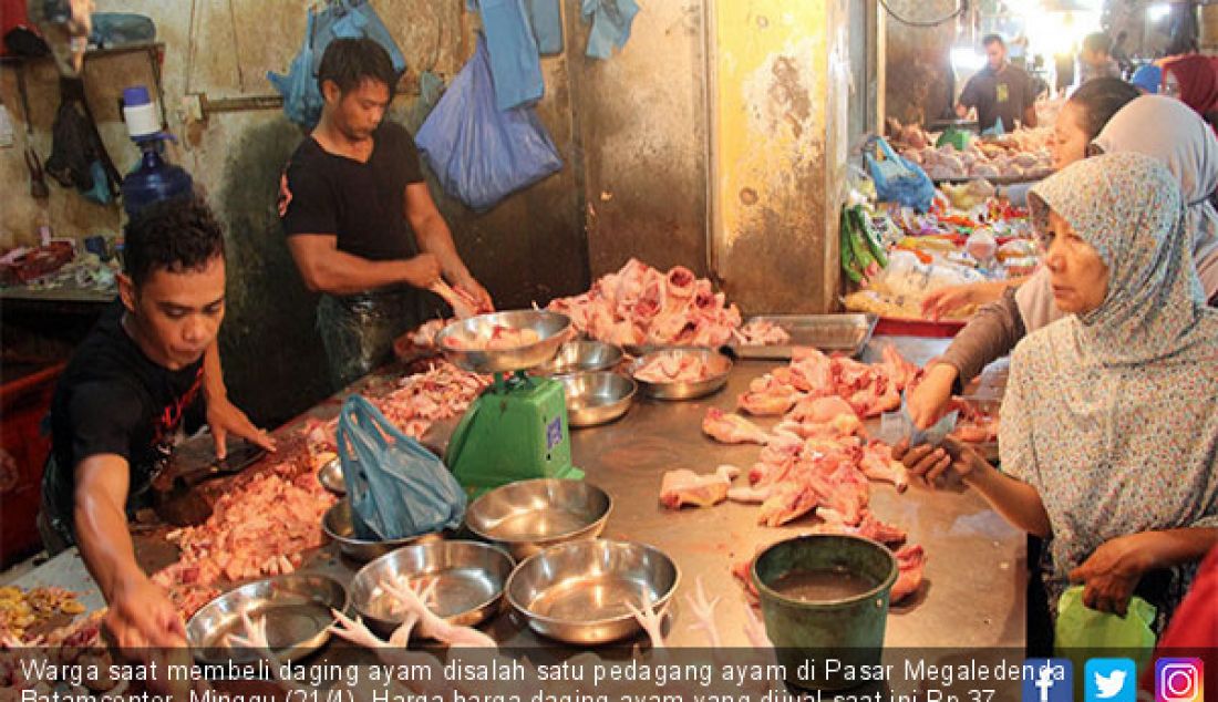 Warga saat membeli daging ayam disalah satu pedagang ayam di Pasar Megaledenda Batamcenter, Minggu (21/4). Harga harga daging ayam yang dijual saat ini Rp 37 ribu per-kilo. - JPNN.com