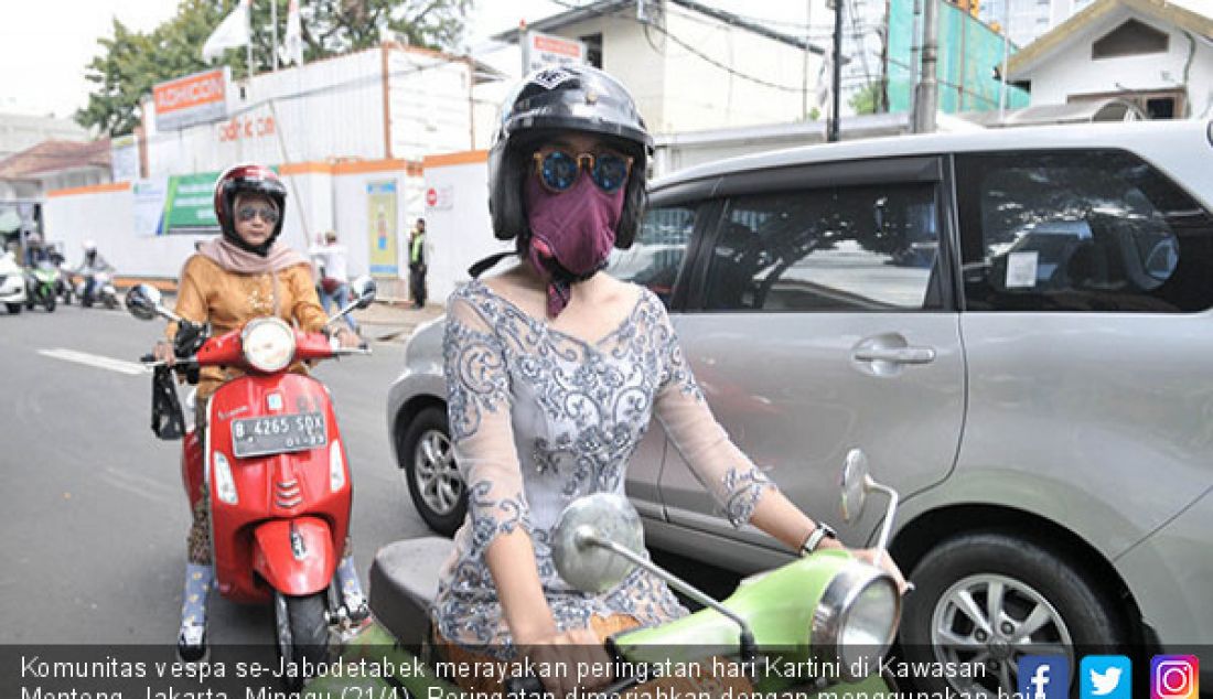Komunitas vespa se-Jabodetabek merayakan peringatan hari Kartini di Kawasan Menteng, Jakarta, Minggu (21/4). Peringatan dimeriahkan dengan menggunakan baju Kebaya dan pria menggunakan lurik atau batik. - JPNN.com