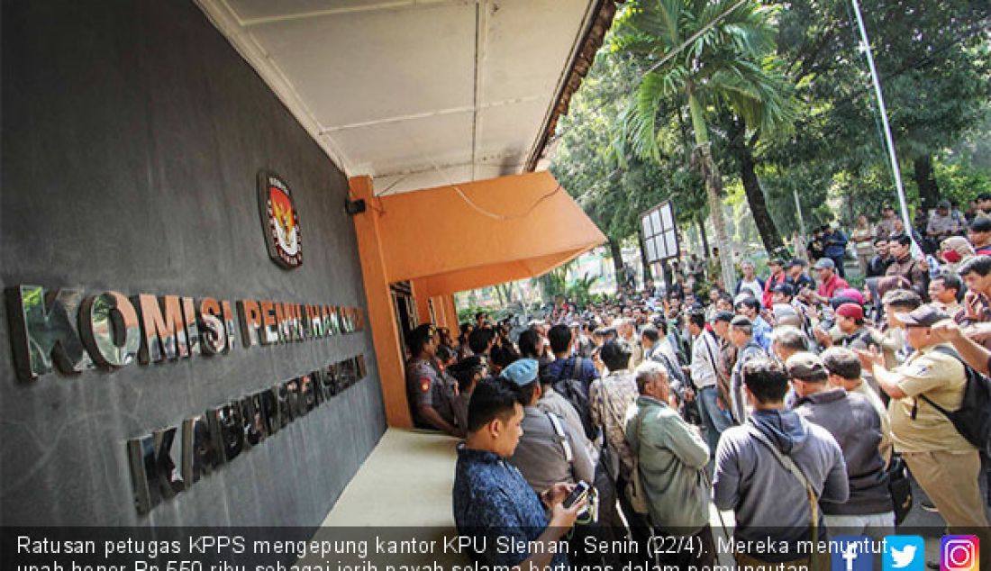 Ratusan petugas KPPS mengepung kantor KPU Sleman, Senin (22/4). Mereka menuntut upah honor Rp 550 ribu sebagai jerih payah selama bertugas dalam pemungutan suara segera dibayarkan. - JPNN.com