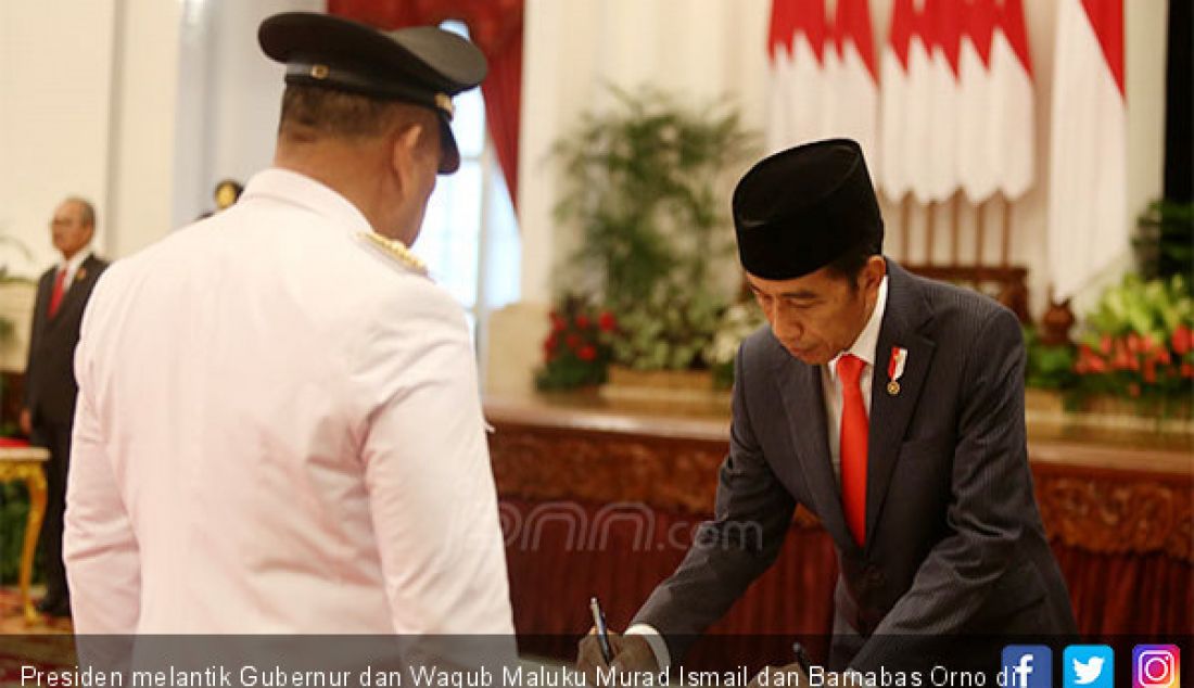 Presiden melantik Gubernur dan Wagub Maluku Murad Ismail dan Barnabas Orno di Istana Negara, Jakarta, Rabu (24/4). - JPNN.com