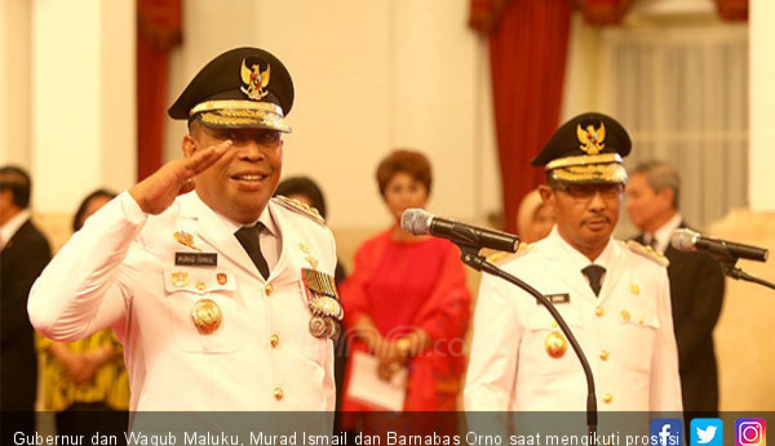 Gubernur dan Wagub Maluku, Murad Ismail dan Barnabas Orno saat mengikuti prosesi pelantikan di Istana Negara, Jakarta, Rabu (24/4). - JPNN.com