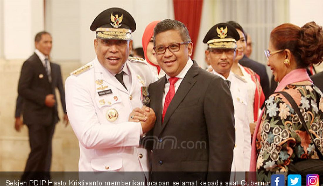 Sekjen PDIP Hasto Kristiyanto memberikan ucapan selamat kepada saat Gubernur Maluku Murad Ismail di Istana Negara, Jakarta, Rabu (24/4). - JPNN.com
