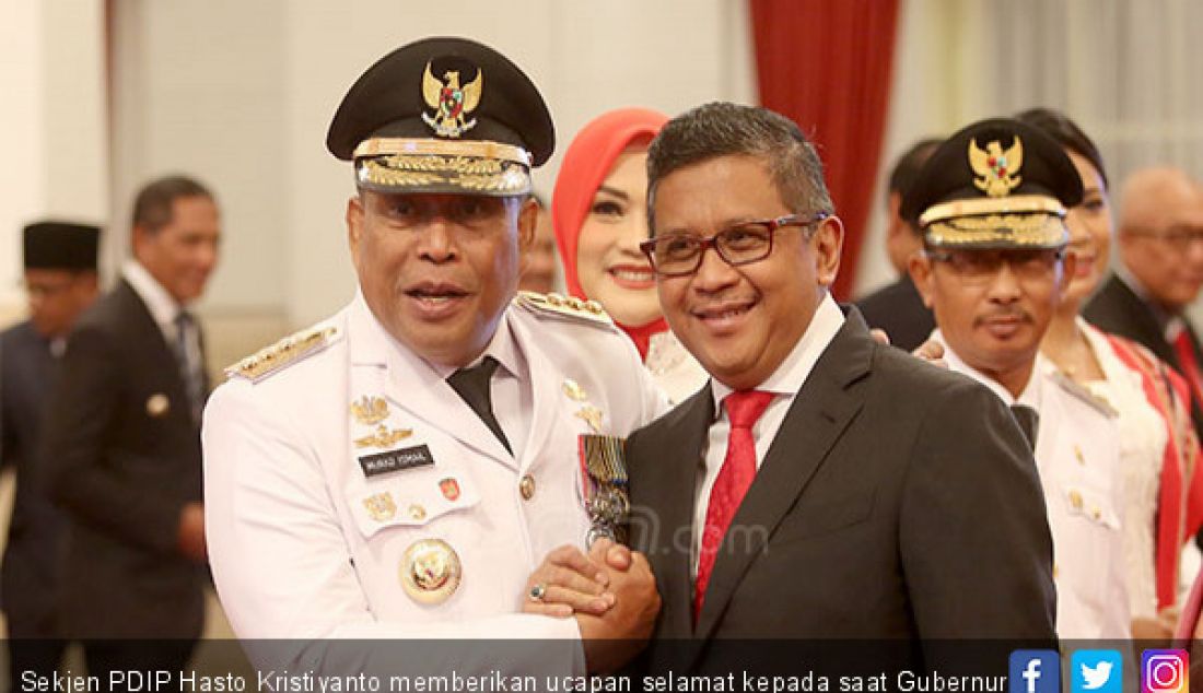 Sekjen PDIP Hasto Kristiyanto memberikan ucapan selamat kepada saat Gubernur Maluku Murad Ismail di Istana Negara, Jakarta, Rabu (24/4). - JPNN.com