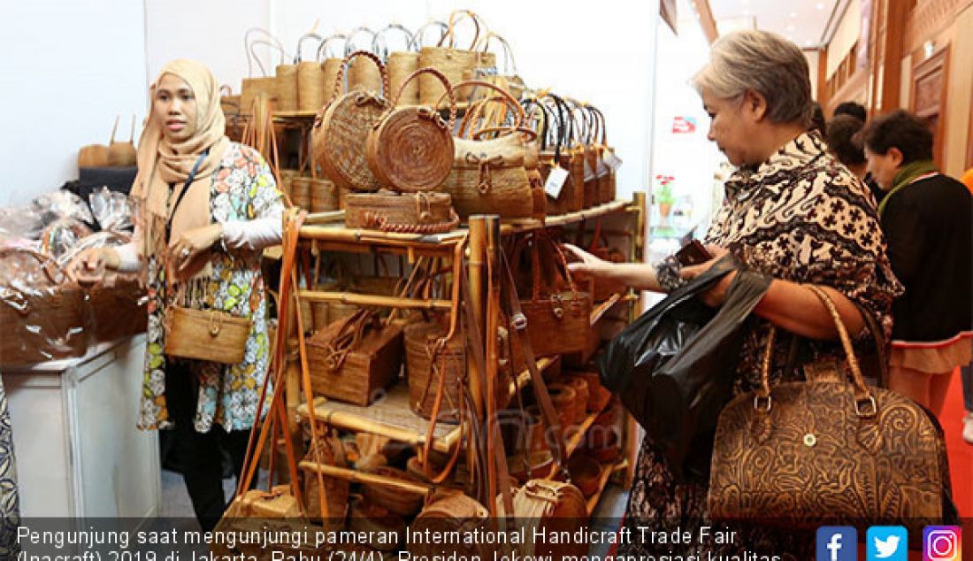 Pengunjung saat mengunjungi pameran International Handicraft Trade Fair (Inacraft) 2019 di Jakarta, Rabu (24/4). Presiden Jokowi mengapresiasi kualitas produk-produk kerajinan Indonesia yang semakin baik dan berdaya saing. - JPNN.com