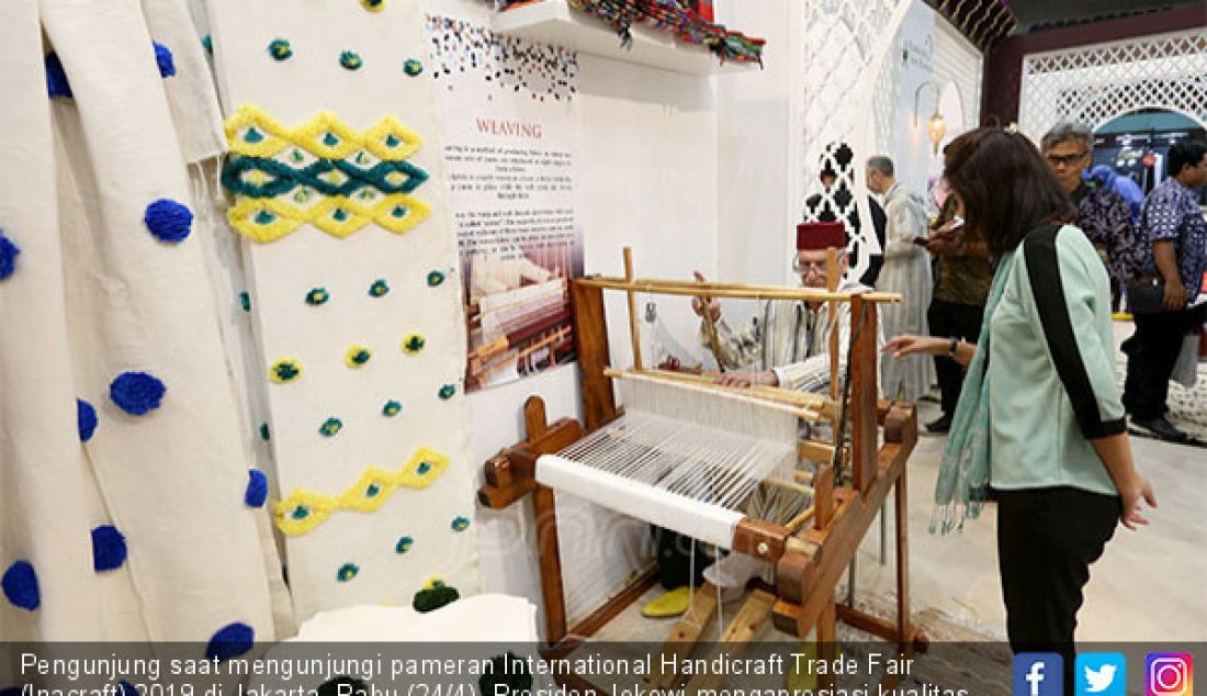 Pengunjung saat mengunjungi pameran International Handicraft Trade Fair (Inacraft) 2019 di Jakarta, Rabu (24/4). Presiden Jokowi mengapresiasi kualitas produk-produk kerajinan Indonesia yang semakin baik dan berdaya saing. - JPNN.com