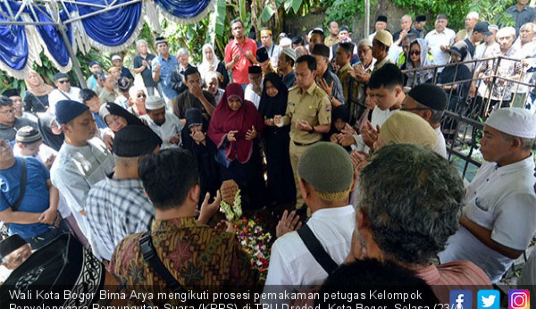 Wali Kota Bogor Bima Arya mengikuti prosesi pemakaman petugas Kelompok Penyelenggara Pemungutan Suara (KPPS) di TPU Dreded, Kota Bogor, Selasa (23/4). Petugas itu adalah Ketua KPPS 75 Bantarjati, Anwar Sopian (62). - JPNN.com