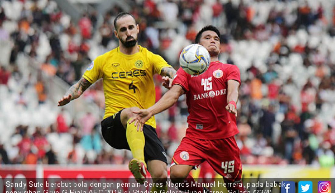 Sandy Sute berebut bola dengan pemain Ceres Negros Manuel Herrera, pada babak penyisihan Grup G Piala AFC 2019 di Stadion Gelora Bung Karno, Selasa (23/4). Persija kalah dengan skor 2-3. - JPNN.com