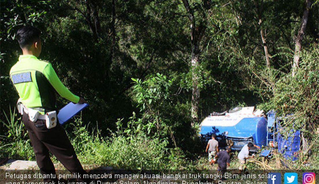 Petugas dibantu pemilik mencoba mengevakuasi bangkai truk tangki Bbm jenis solar yang terperosok ke jurang di Dusun Salam, Ngadirejan, Pringkuku, Pacitan, Selasa (23/4). - JPNN.com