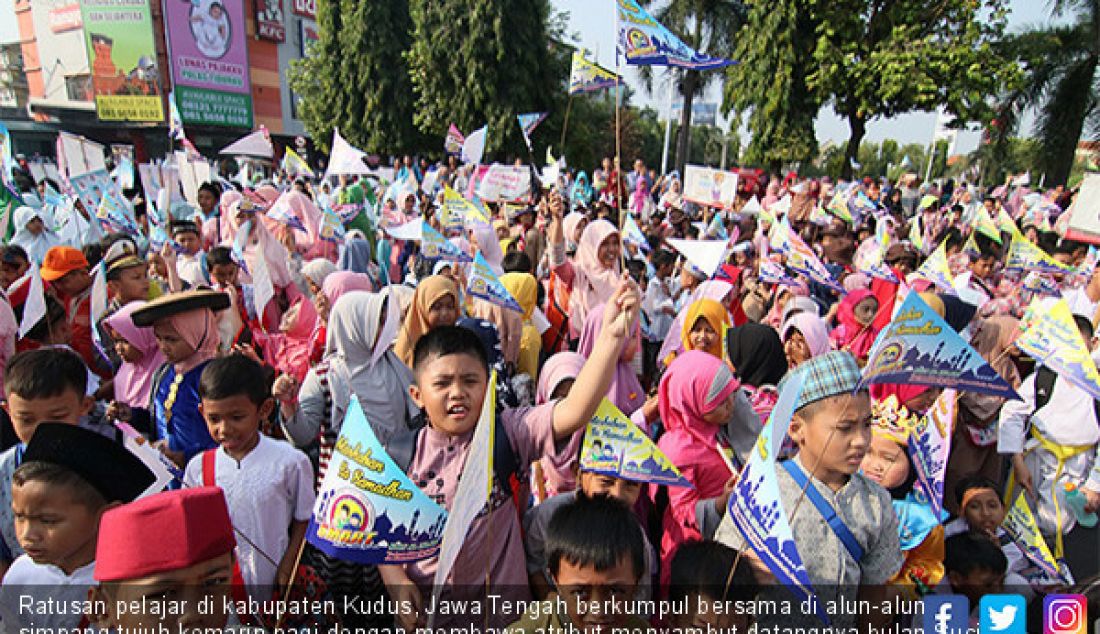 Ratusan pelajar di kabupaten Kudus, Jawa Tengah berkumpul bersama di alun-alun simpang tujuh kemarin pagi dengan membawa atribut menyambut datangnya bulan Suci Ramadan dan dilanjutkan kirab keliling kota. - JPNN.com