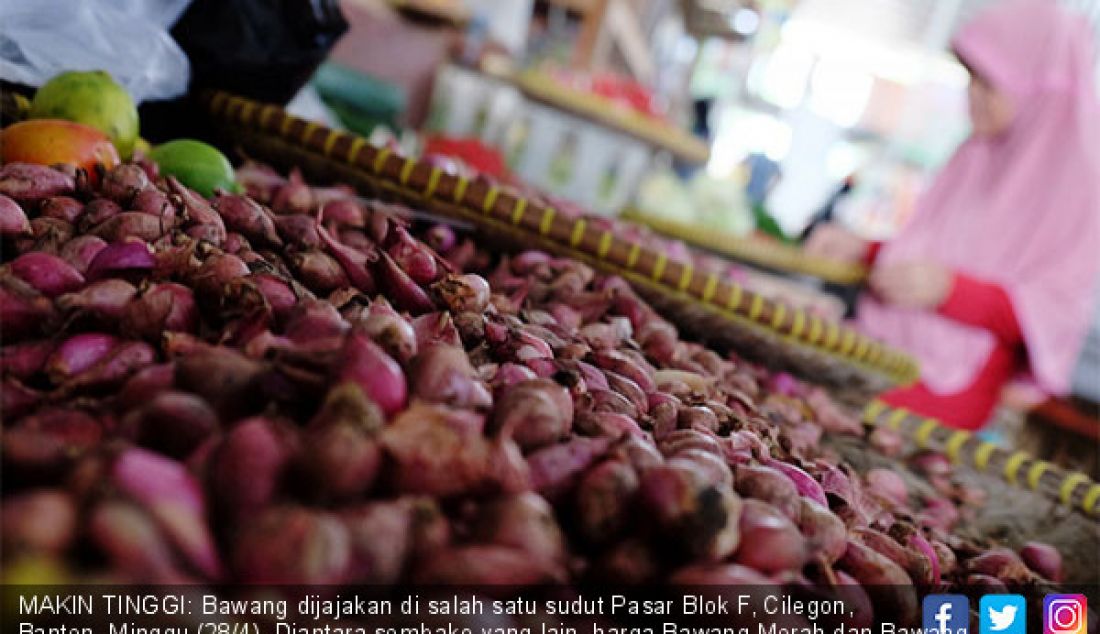 MAKIN TINGGI: Bawang dijajakan di salah satu sudut Pasar Blok F, Cilegon, Banten, Minggu (28/4). Diantara sembako yang lain, harga Bawang Merah dan Bawang Putih adalah yang paling tinggi kenaikan harganya. - JPNN.com