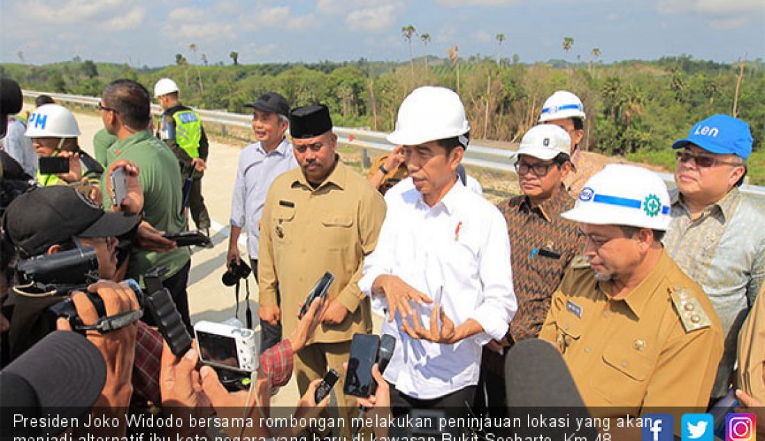 Presiden Joko Widodo bersama rombongan melakukan peninjauan lokasi yang akan menjadi alternatif ibu kota negara yang baru di kawasan Bukit Soeharto, Km 48, Samboja, Kaltim, Selasa (7/5). - JPNN.com