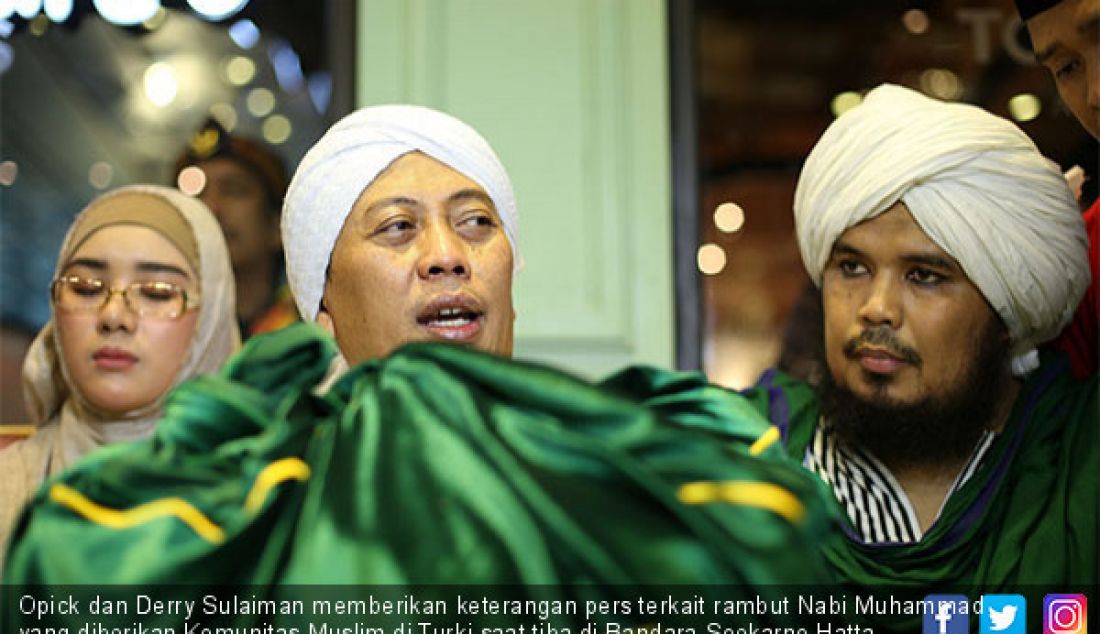 Opick dan Derry Sulaiman memberikan keterangan pers terkait rambut Nabi Muhammad yang diberikan Komunitas Muslim di Turki saat tiba di Bandara Soekarno Hatta, Banten, Selasa (7/5). - JPNN.com