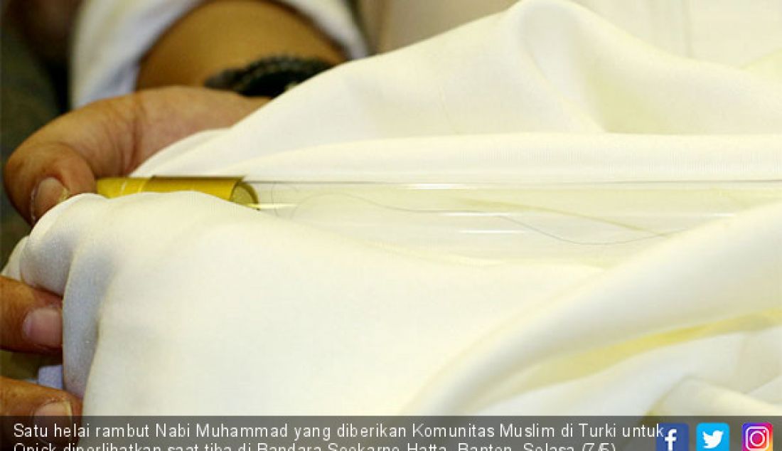 Satu helai rambut Nabi Muhammad yang diberikan Komunitas Muslim di Turki untuk Opick diperlihatkan saat tiba di Bandara Soekarno Hatta, Banten, Selasa (7/5). - JPNN.com