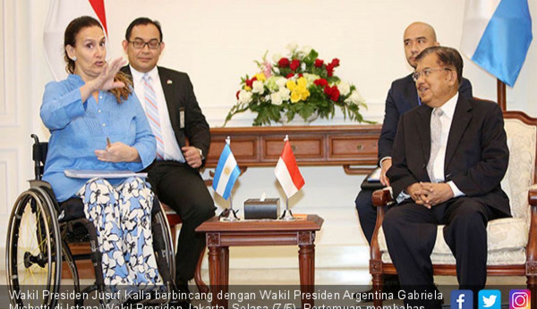 Wakil Presiden Jusuf Kalla berbincang dengan Wakil Presiden Argentina Gabriela Michetti di Istana Wakil Presiden Jakarta, Selasa (7/5). Pertemuan membahas hubungan bilateral serta perdagangan dan investasi kedua negara. - JPNN.com