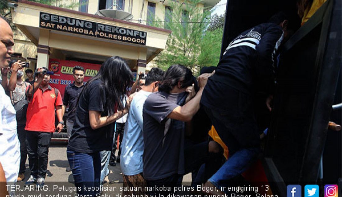 TERJARING: Petugas kepolisian satuan narkoba polres Bogor, menggiring 13 muda-mudi terduga Pesta Sabu di sebuah villa dikawasan puncak Bogor, Selasa (7/5). - JPNN.com