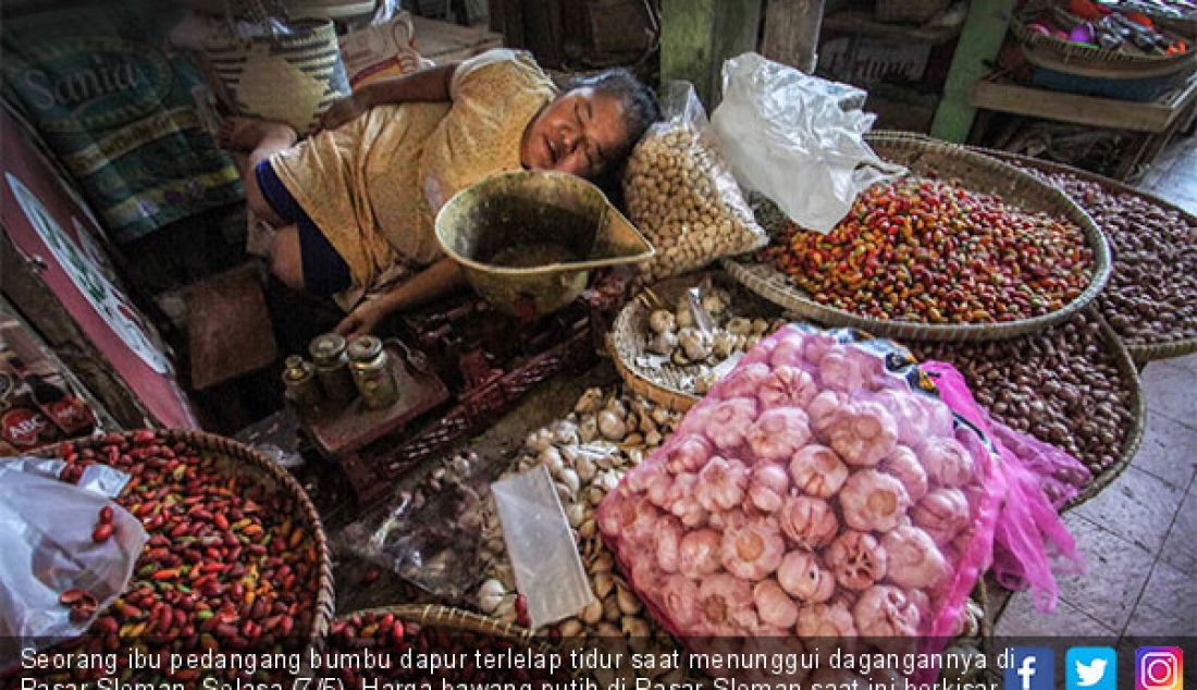 Seorang ibu pedangang bumbu dapur terlelap tidur saat menunggui dagangannya di Pasar Sleman, Selasa (7/5). Harga bawang putih di Pasar Sleman saat ini berkisar Rp 52 ribu-Rp60 ribu /kg. - JPNN.com
