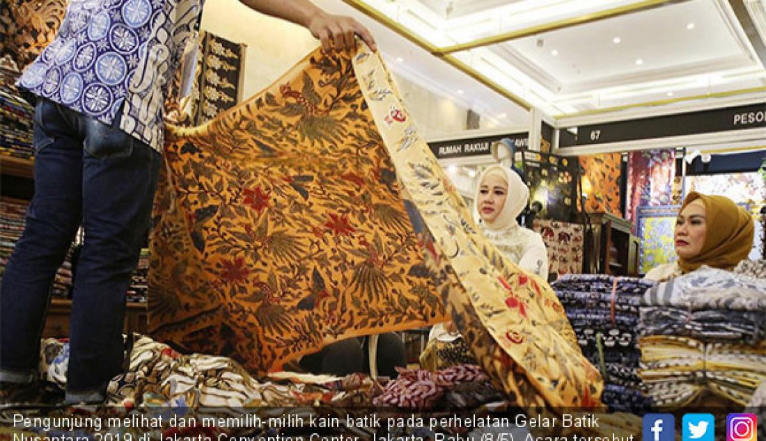 Pengunjung melihat dan memilih-milih kain batik pada perhelatan Gelar Batik Nusantara 2019 di Jakarta Convention Center, Jakarta, Rabu (8/5). Acara tersebut sebagai upaya mempromosikan batik dan kerajinannya. - JPNN.com