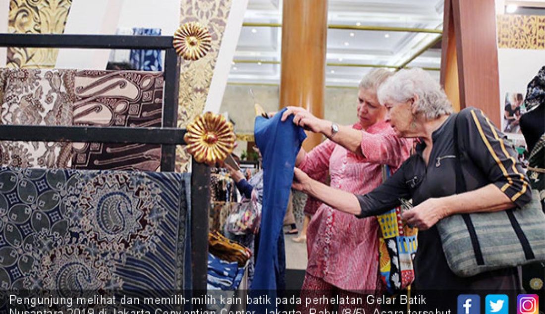 Pengunjung melihat dan memilih-milih kain batik pada perhelatan Gelar Batik Nusantara 2019 di Jakarta Convention Center, Jakarta, Rabu (8/5). Acara tersebut sebagai upaya mempromosikan batik dan kerajinannya. - JPNN.com