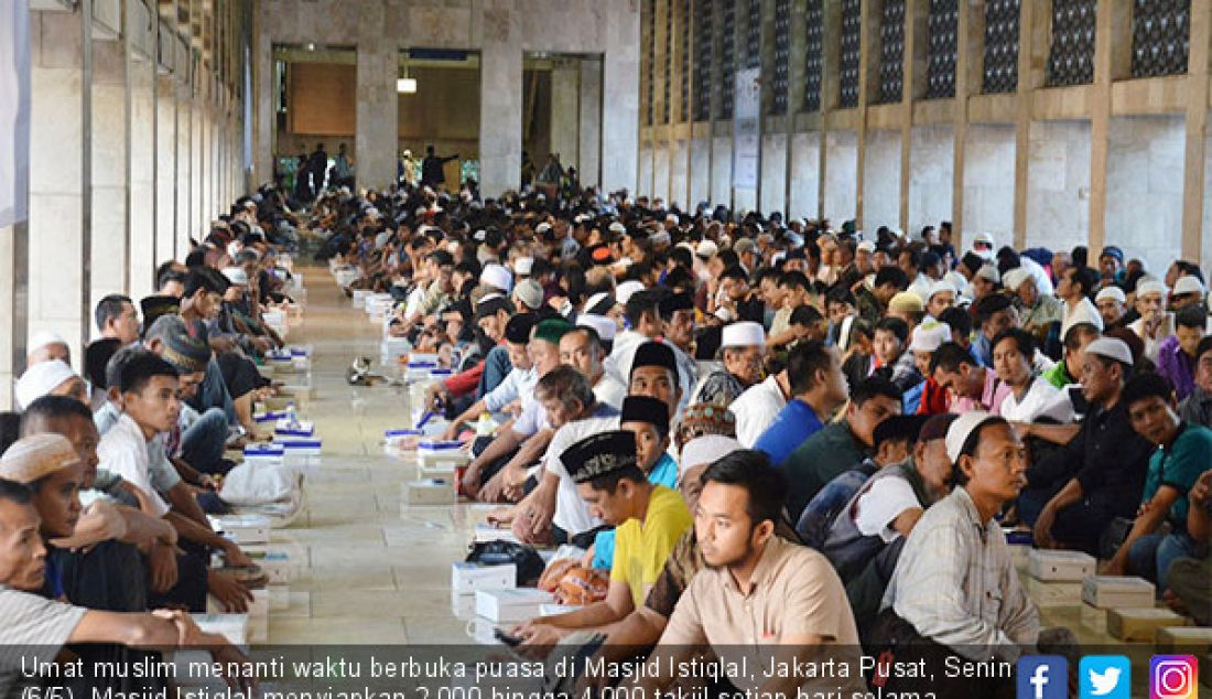 Umat muslim menanti waktu berbuka puasa di Masjid Istiqlal, Jakarta Pusat, Senin (6/5). Masjid Istiqlal menyiapkan 2.000 hingga 4.000 takjil setiap hari selama Ramadhan 1440 H. - JPNN.com