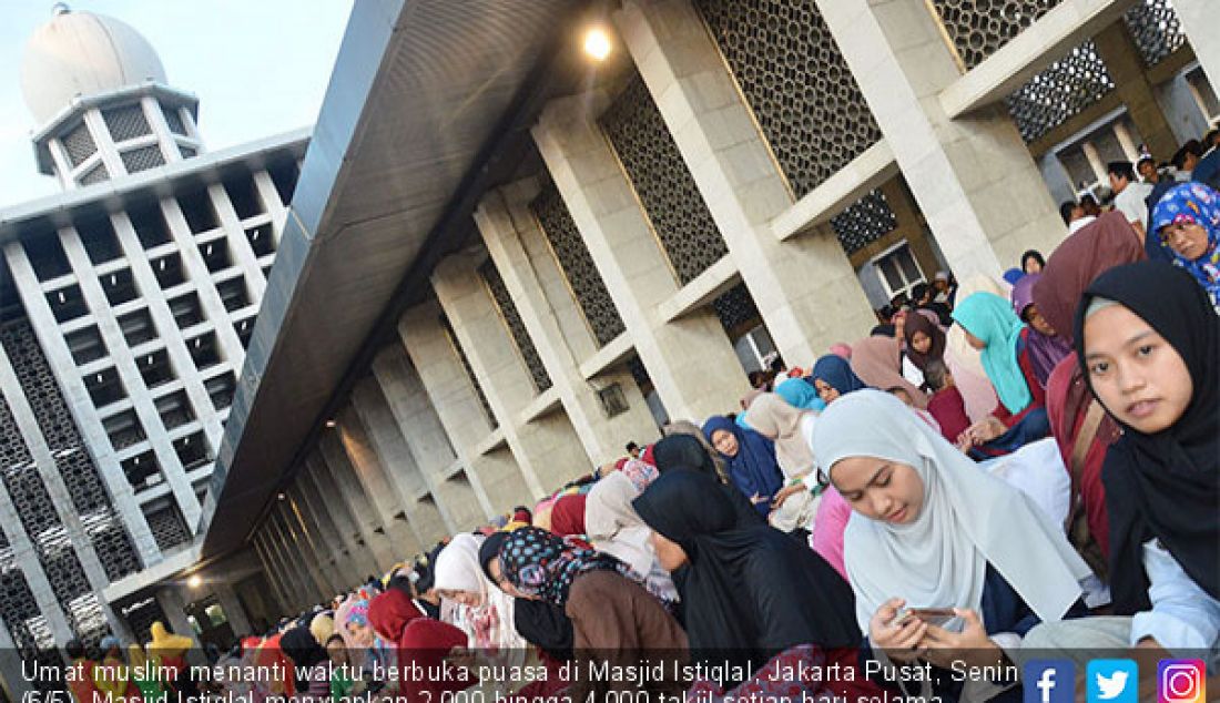 Umat muslim menanti waktu berbuka puasa di Masjid Istiqlal, Jakarta Pusat, Senin (6/5). Masjid Istiqlal menyiapkan 2.000 hingga 4.000 takjil setiap hari selama Ramadhan 1440 H. - JPNN.com