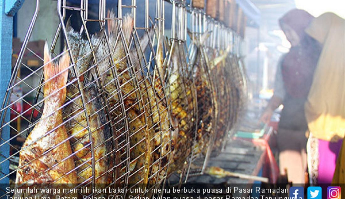 Sejumlah warga memilih ikan bakar untuk menu berbuka puasa di Pasar Ramadan Tanjung Uma, Batam, Selasa (7/5). Setiap bulan puasa di pasar Ramadan Tanjunguma ini selain menyajikan ikan bakar segar, juga kuliner khas Melayu. - JPNN.com