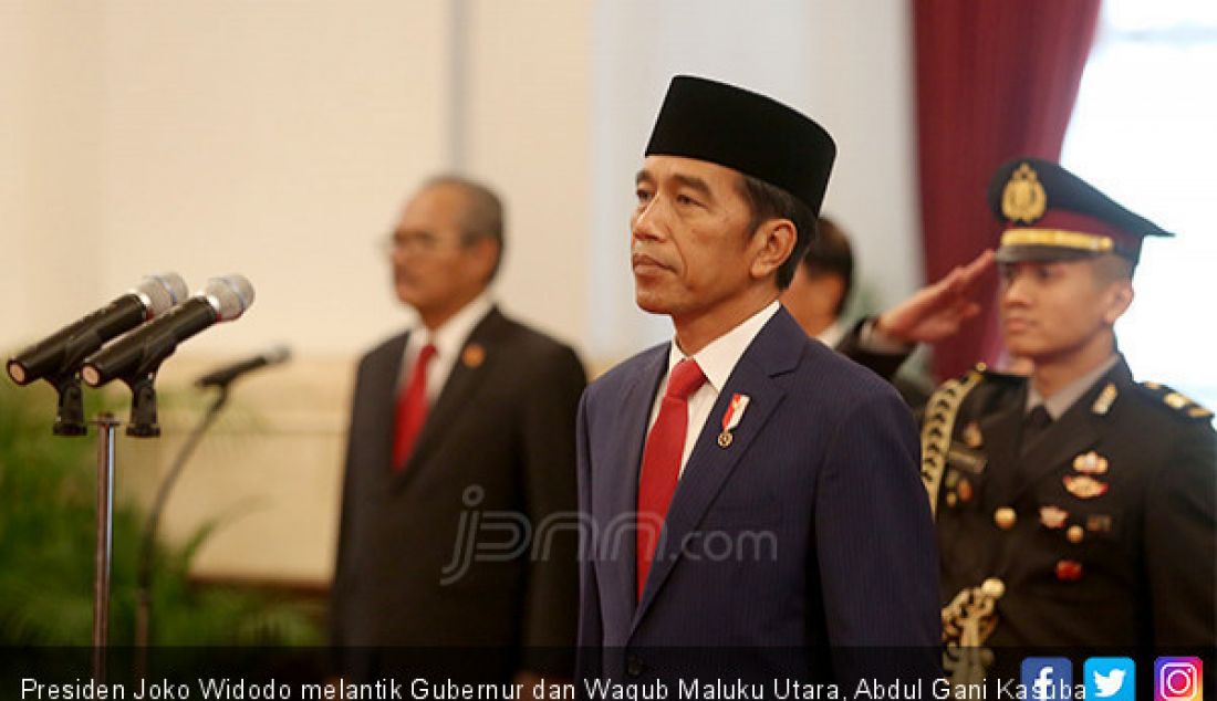 Presiden Joko Widodo melantik Gubernur dan Wagub Maluku Utara, Abdul Gani Kasuba dan Al Yasin Ali di Istana Negara, Jakarta, Jumat (10/5). - JPNN.com