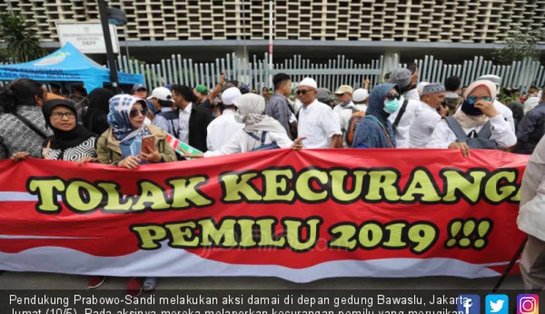 Pendukung Prabowo-Sandi melakukan aksi damai di depan gedung Bawaslu, Jakarta, Jumat (10/5). Pada aksinya mereka melaporkan kecurangan pemilu yang merugikan Capres dan Cawapres 02 dan menuntut Bawaslu untuk tetap netral. - JPNN.com