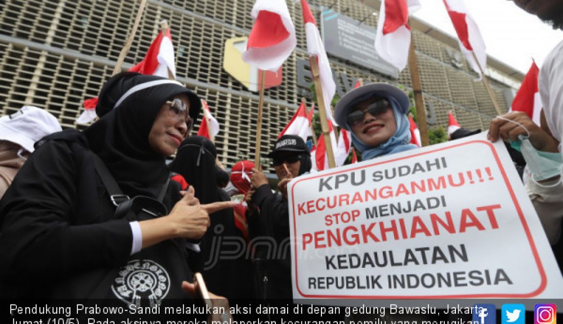 Pendukung Prabowo-Sandi melakukan aksi damai di depan gedung Bawaslu, Jakarta, Jumat (10/5). Pada aksinya mereka melaporkan kecurangan pemilu yang merugikan Capres dan Cawapres 02 dan menuntut Bawaslu untuk tetap netral. - JPNN.com