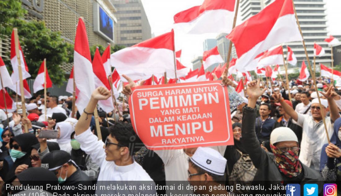 Pendukung Prabowo-Sandi melakukan aksi damai di depan gedung Bawaslu, Jakarta, Jumat (10/5). Pada aksinya mereka melaporkan kecurangan pemilu yang merugikan Capres dan Cawapres 02 dan menuntut Bawaslu untuk tetap netral. - JPNN.com