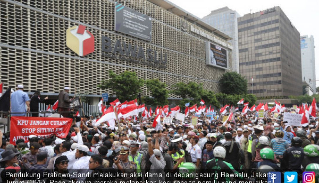 Pendukung Prabowo-Sandi melakukan aksi damai di depan gedung Bawaslu, Jakarta, Jumat (10/5). Pada aksinya mereka melaporkan kecurangan pemilu yang merugikan Capres dan Cawapres 02 dan menuntut Bawaslu untuk tetap netral. - JPNN.com