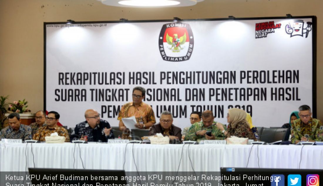 Ketua KPU Arief Budiman bersama anggota KPU menggelar Rekapitulasi Perhitungan Suara Tingkat Nasional dan Penetapan Hasil Pemilu Tahun 2019, Jakarta, Jumat (10/5). - JPNN.com